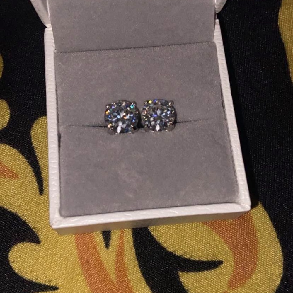 GRA Certified Diamond Moissanite